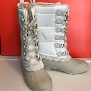 NWOT- AEO Snow boots